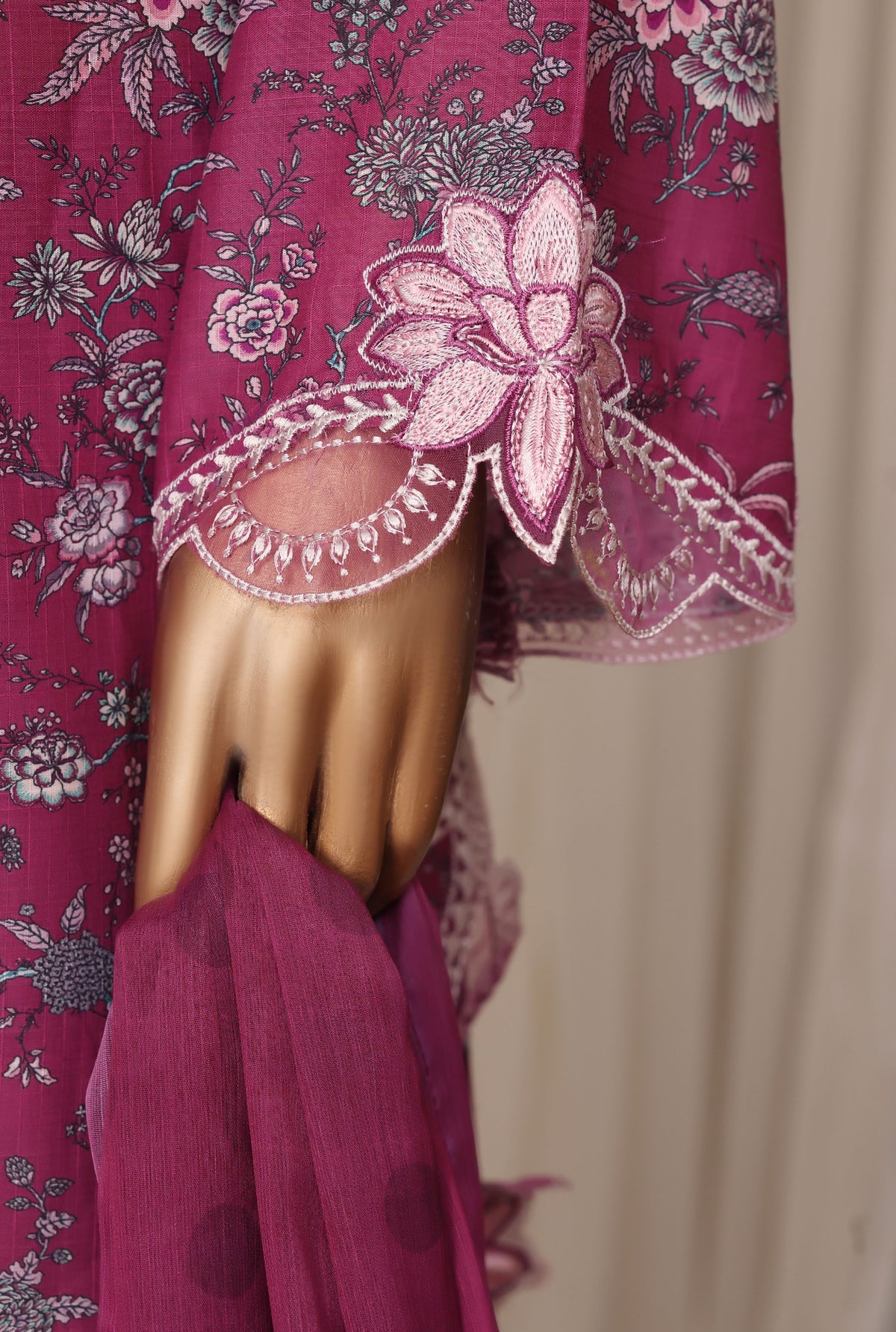 Sadabahar Raya Cut Work Embroidery Lawn 3Piece Stitched Collection D-05
