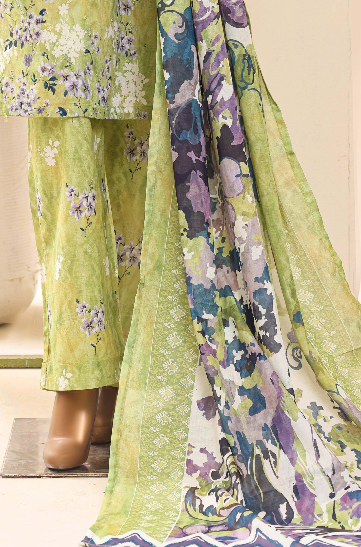 Aashkaar by HZ Textile Embroidered Lawn Stitched 3 Piece Suit - D-07