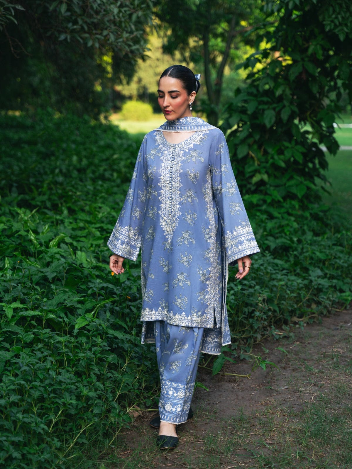 Agha Noor Luxury Lawn Embroidered Rtw 3Piece Collection 2025 AGLE-4201