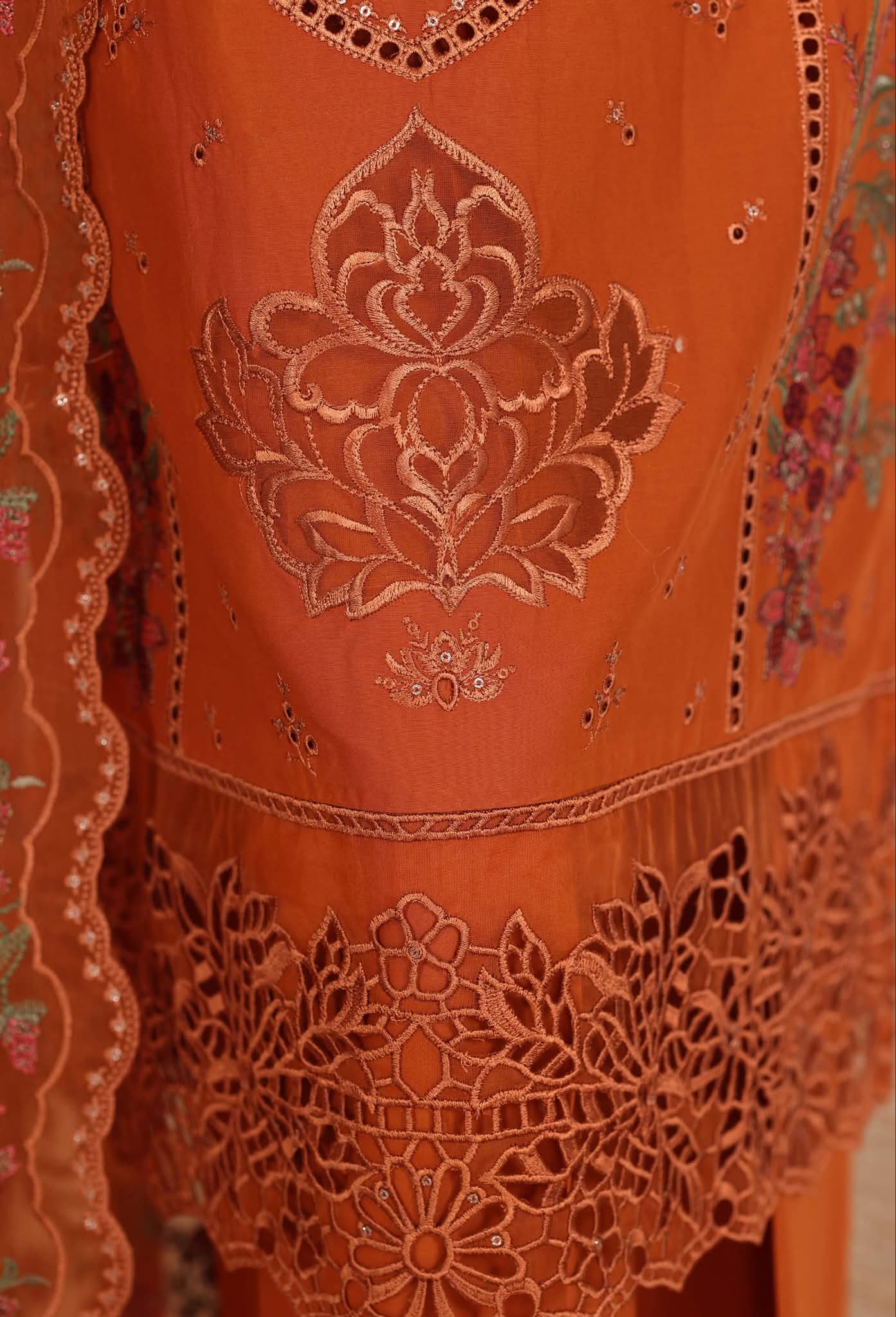 Hz Muse Luxury Heavy Embroidery Festive 3Piece Stitched Collection 2026 D#-04