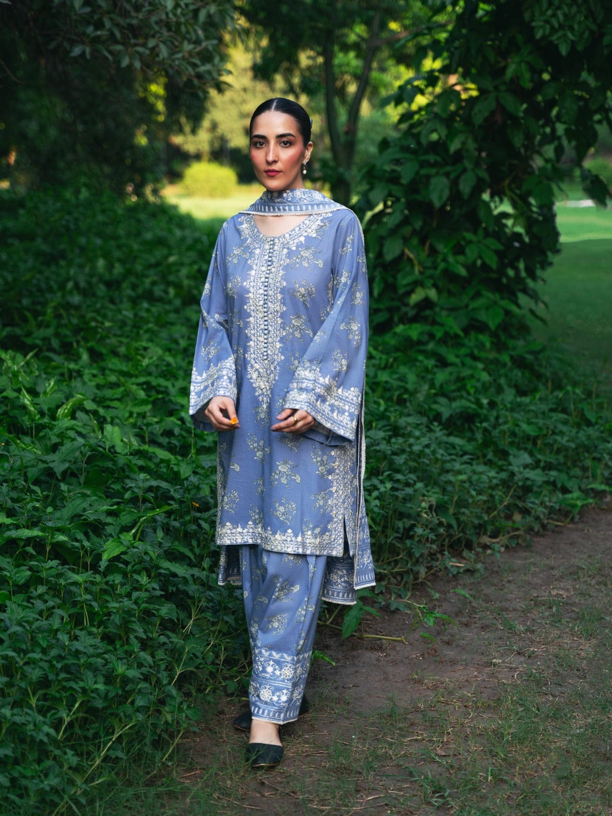 Agha Noor Luxury Lawn Embroidered Rtw 3Piece Collection 2025 AGLE-4201
