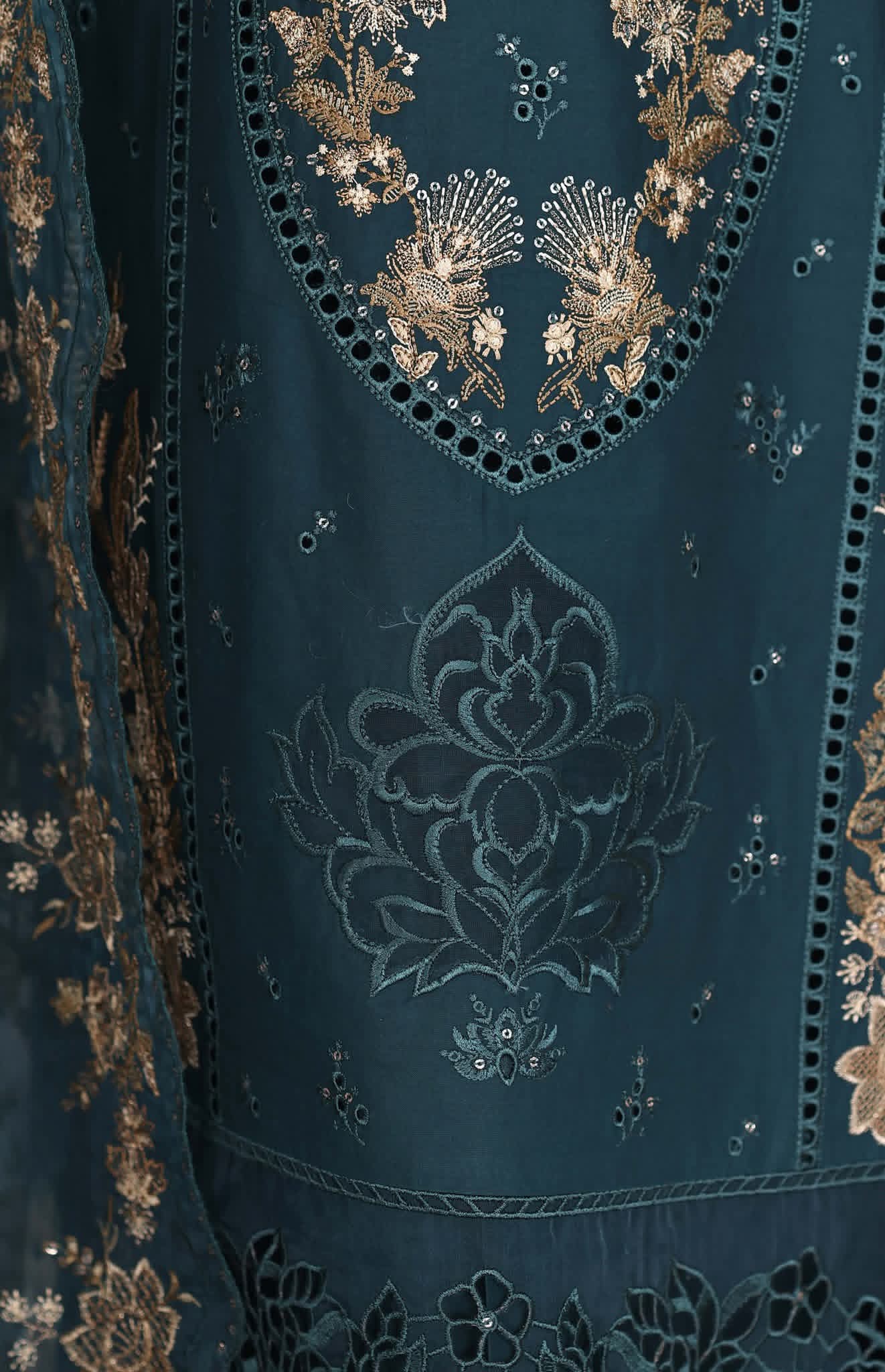 Hz Muse Luxury Heavy Embroidery Festive 3Piece Stitched Collection 2026 D#-01