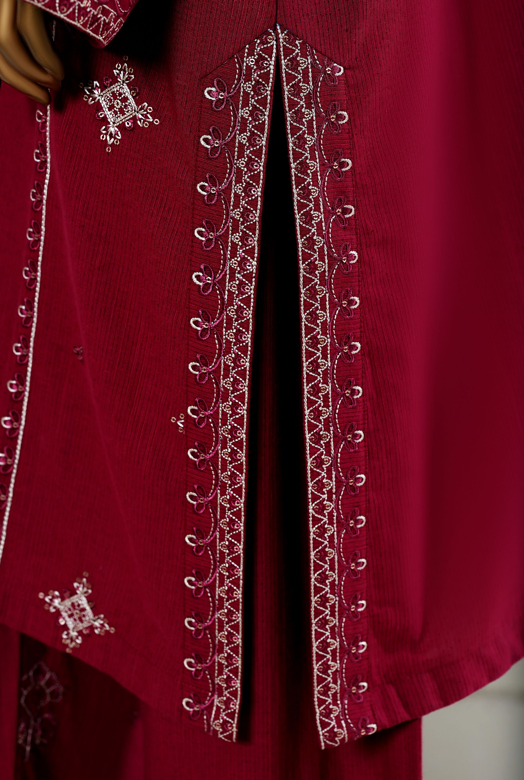 SADABAHAR Vybe Khaddar Embroidered Set 2PlECE STITCHED Vol-04 COLLECTION 2025 D-309 Mahroon