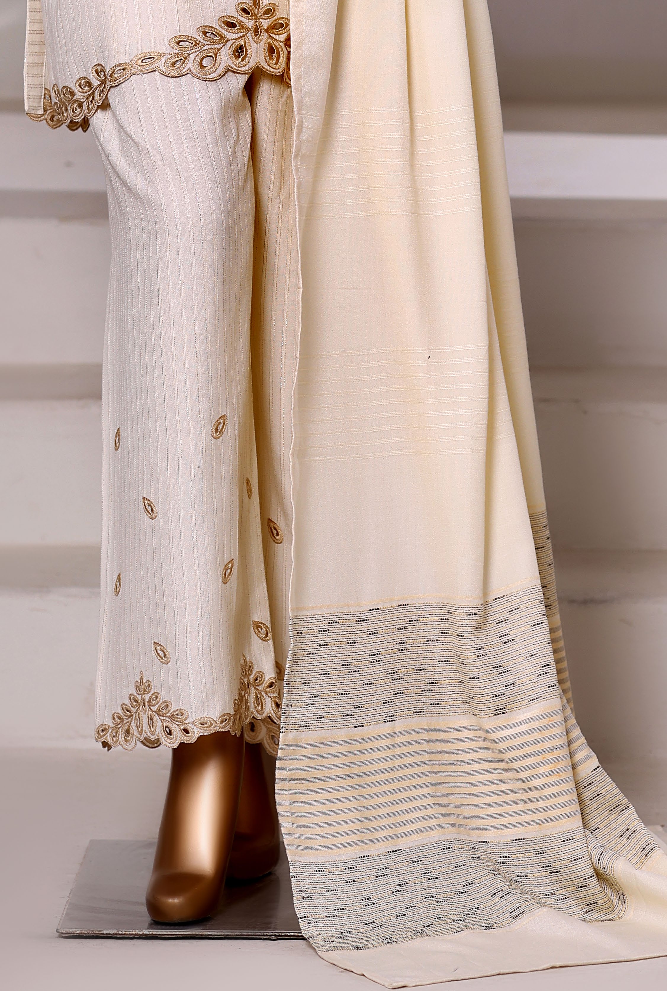 Sadabahar Stitched Vybe Winter Embroidery Dhanak 3Piece With Dhanak Shwal Collection 2025 SDES -01