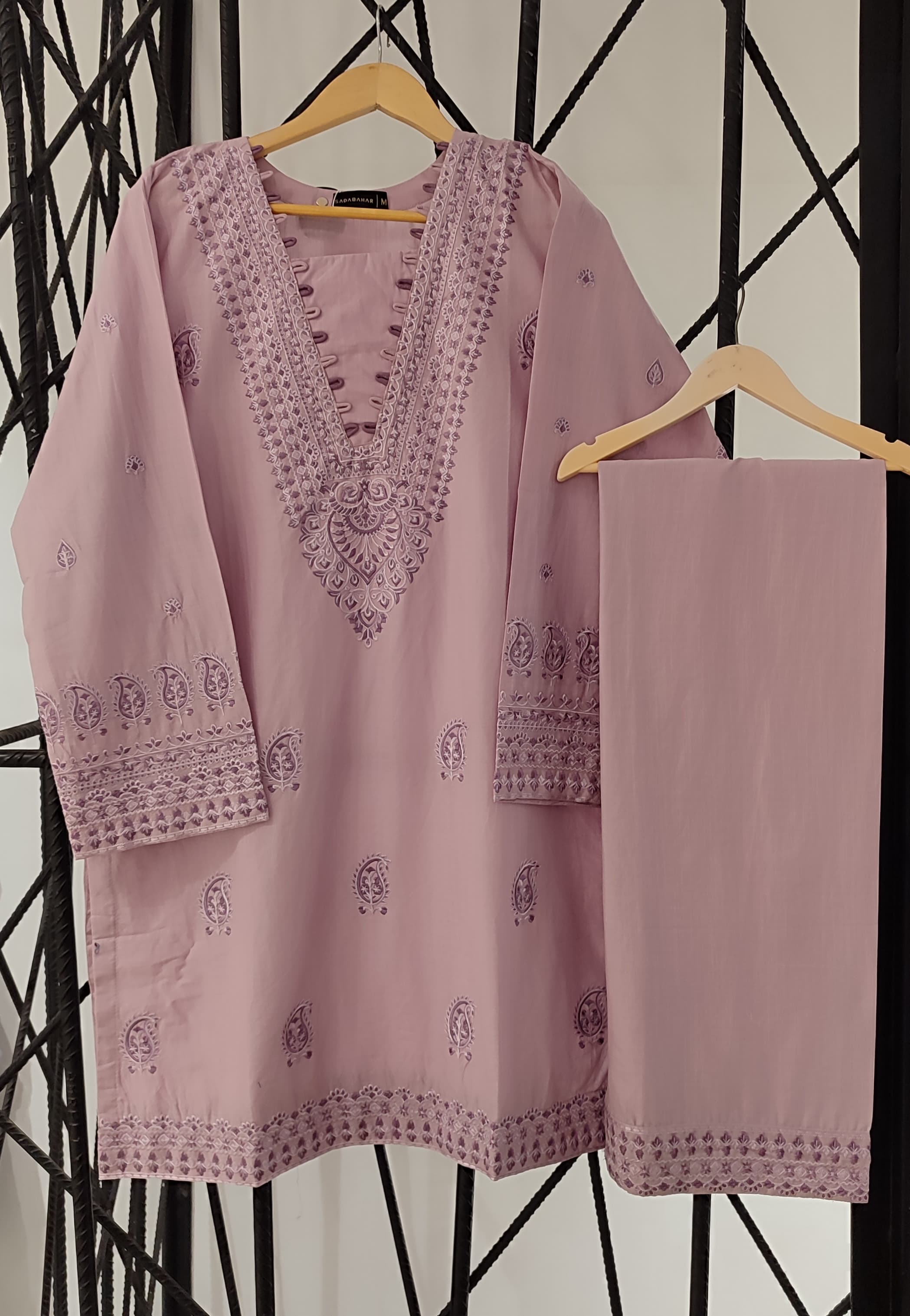 SADABAHAR Vybe Embroidered set 2PlECE STITCHED COLLECTION 2025 D-301 T.Pink