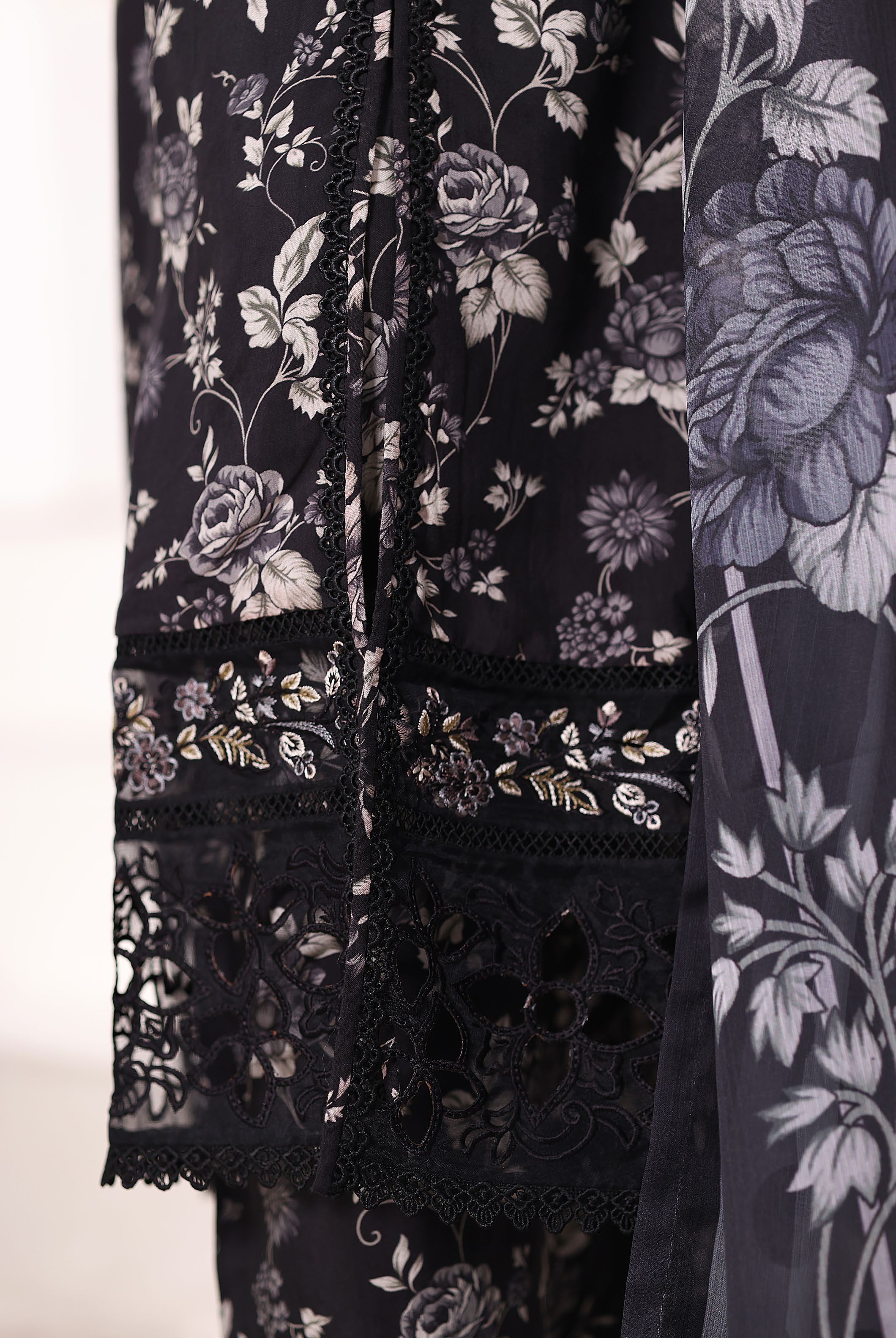 Sadabahar Malika Viscose Long Length With Chiffon Printed Dupatta 3Piece Stitched Collection 2025 Black SDMVL- 003